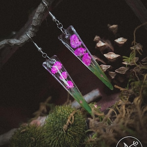 Purple Flower Resin Triangles - Ohrringe, Ohrrhänger, Kunstharz, witchy, Blätter, transparent, grün, Goth, Fairy, Wicca, Dreick, dreieckig