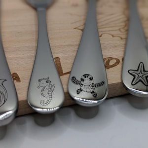 Children's cutlery set with sea creatures, including personal engraving. 4-piece cutlery set for children, ideal as a gift, christening present, or birthday present.