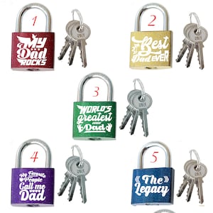 Può includere: Set di cinque lucchetti colorati con chiavi, ogni lucchetto ha una diversa iscrizione. Le iscrizioni sono: "My Dad Rocks", "Best Dad Ever", "World's Greatest Dad", "My Favorite People Call Me Dad", e "The Legacy".