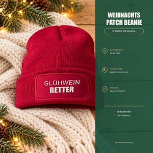Könnte beinhalten: Eine rote Strickmütze mit einem rechteckigen Aufnäher auf der Vorderseite, der den weißen Schriftzug GLÜHWEIN RETTER trägt. Die Mütze wird neben einem grünen Feld mit dem Text WEIHNACHTS PATCH BEANIE und weiteren deutschen Beschreibungen gezeigt.