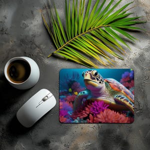 Pode incluir: Uma tartaruga marinha colorida com uma carapaça verde, laranja e marrom nada em água azul com coral rosa e roxo. A cabeça da tartaruga está virada para o lado e seus olhos estão abertos. A tartaruga está cercada por coral e outras formas de vida marinha.