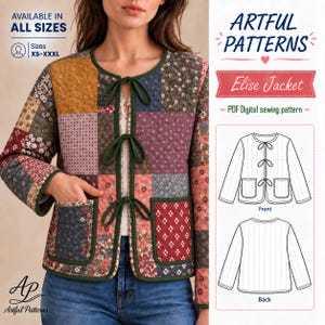 Op de afbeelding: Een gewatteerd patchwork jasje met diverse bloemen- en geometrische patronen in de kleuren mosterdgeel, rood, blauw en roze. Het jasje heeft een ronde halslijn, lange mouwen, twee voorzakken en drie donkergroene striksluitingen aan de voorzijde.