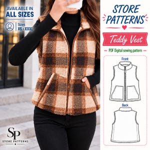 Peut inclure: Un gilet en peluche à carreaux marron et beige avec une fermeture éclair frontale et deux poches latérales. L'image contient le texte STORE PATTERNS, Teddy Vest, PDF Digital sewing pattern, et les tailles disponibles du XS au XXXL avec un schéma.