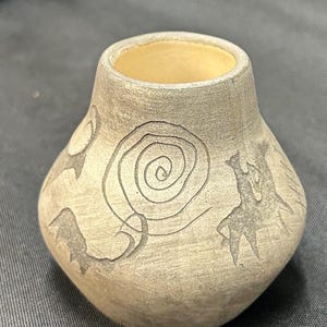 Binishtaa Navajo Petroglyph | Vintage Pottery Vase