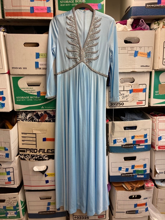 Robe de soirée bleu ciel avec des manches longues en perles