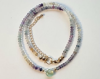 FLUORITE Collier ras de cou avec pierres précieuses naturelles Charm en préhnite (Clarté • Amélioration de l&#39;esprit) sur fermoir plaqué or 18 carats
