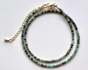 Collier ras de cou africain TURQUOISE délicates perles cubiques naturelles de 2 mm 38-42 sur plaqué or 18 carats (charge positive • Croissance personnelle)