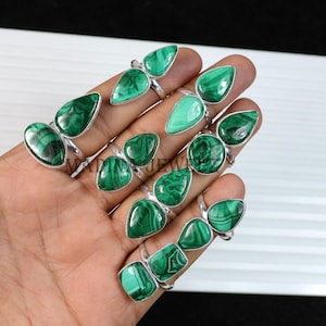 Pu&ograve; includere: Una collezione di 12 anelli d'argento con pietre preziose di malachite verde. Gli anelli presentano una variet&agrave; di forme, tra cui gocce e quadrati.