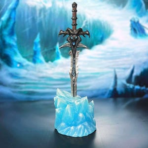 Frost Morne Swords Resin Figur, Handgefertigte Gaming Lampe, Einzigartiges Warcraft Geschenk für Gaming Decor, Epoxy Schreibtischlampe Decor, world of warcraft