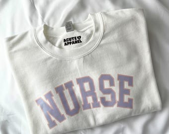 Nurse Varsity Crewneck Sweatshirt : Kuschliger Fleece-gefütterter Pulli