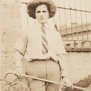 Striking 1930s Woman Holding Cane and Hat – Vintage Snapshot