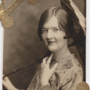1920s Flapper Era Photo – Stylish Woman with Parasol