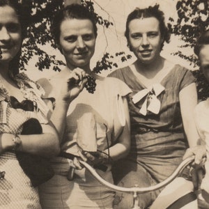 Vintage 1930s snapshot – Four Friends
