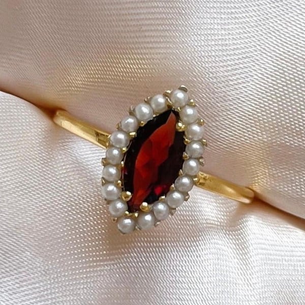 Anillo de compromiso vintage con granate y perla en forma de marquesa, estilo art déco. Anillo de boda de oro macizo con granate. Anillo único con piedra natal. Regalo de aniversario.