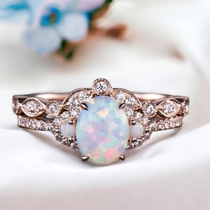 Förlovningsring med vit eld, oval opal och diamanter – satt i roséguld, personlig present till kvinnor