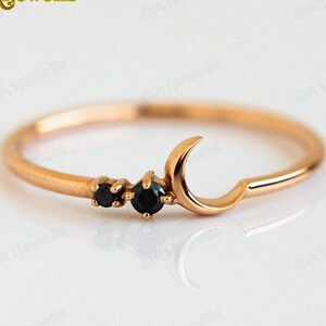 Trouwring met zwarte diamant en maanmotief, 14 karaats gouden stapelring, dunne gouden ring, handgemaakte fijne bruidssieraden, cadeau voor haar.