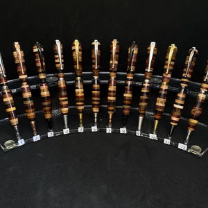 Bolígrafos de madera en capas