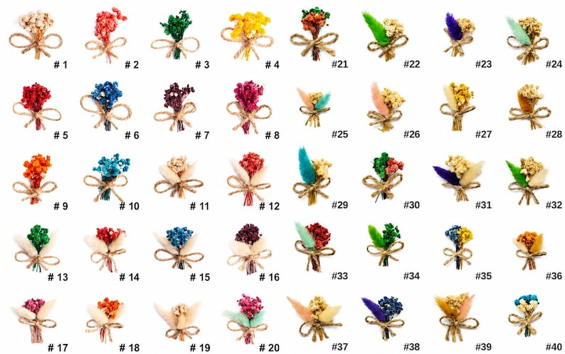 K&ouml;nnte beinhalten: Eine Sammlung von vierzig kleinen, getrockneten Blumenstr&auml;u&szlig;en, die in einem Raster angeordnet sind und jeweils mit einer braunen Bindfaden-Schleife zusammengebunden sind. Die Str&auml;u&szlig;e zeigen verschiedene Farben wie Rot, Blau, Gelb, Gr&uuml;n und Beige.