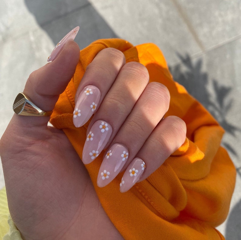 Daisy Nails You ll Love For This Spring and Summer Pretty Collected