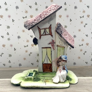 Studio Art Keramik Figur Haus mit Hof und Paar in Vintage Kleidung.