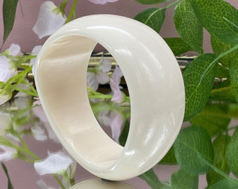 Vintage Retro Lucite Light Cream Bangle Bracelet-Cream Bangle-Asymmetrical Retro Design