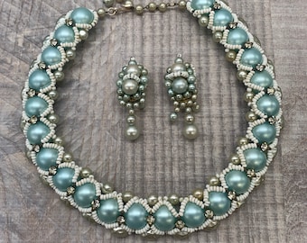 1950s Baby Blau Perlen Faux Perlen Choker mit klaren Faux Strass detaillierte Perlen Choker Halskette und Ohrringe