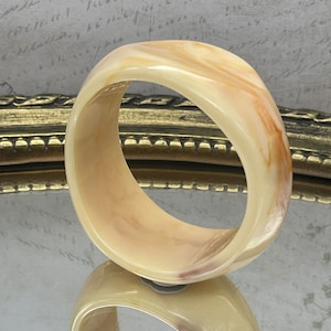 Armreif, Creme/ Gelb Orange, Runder Lucite Kunststoff Armreif, Retro Armreif Design
