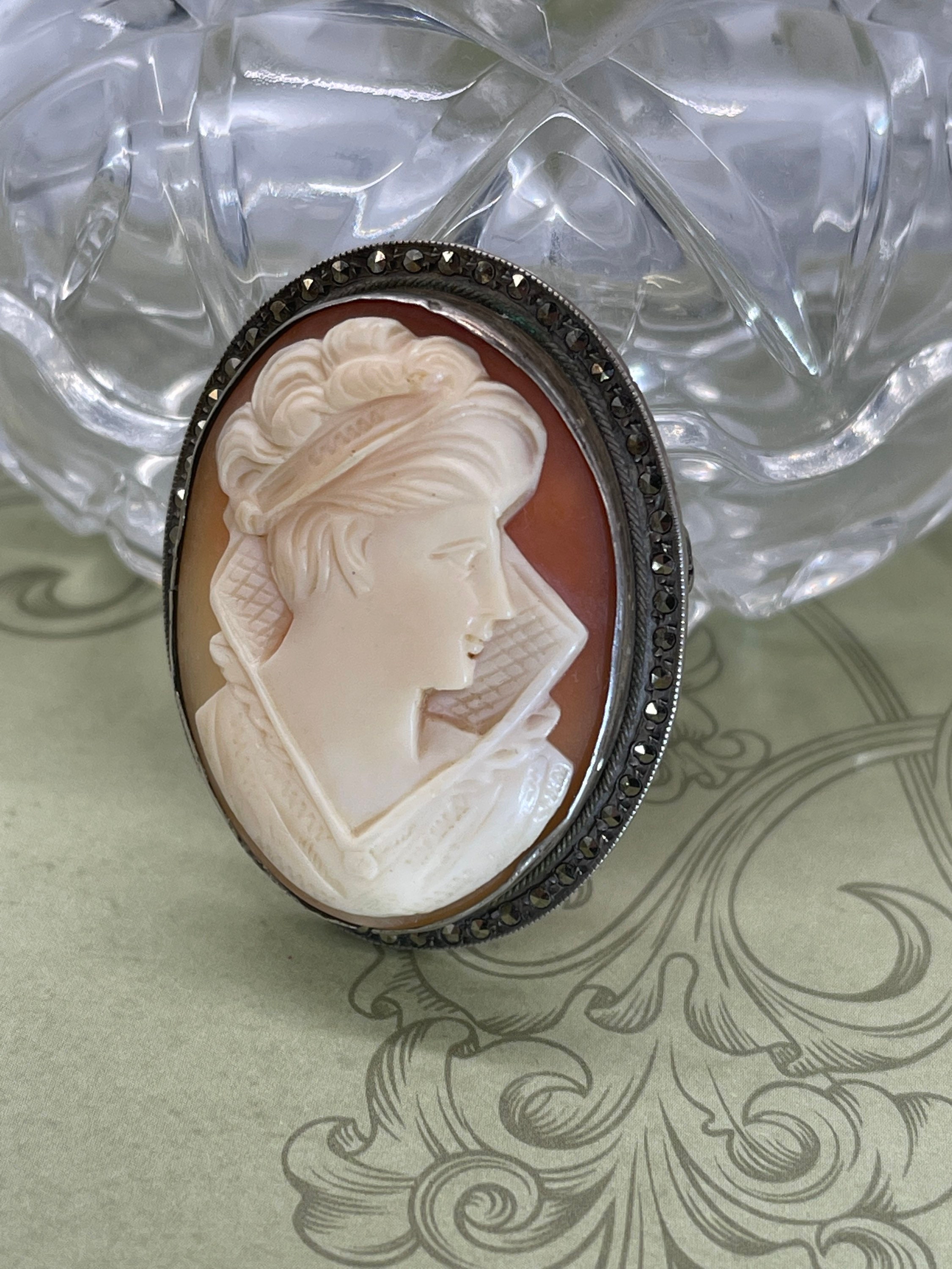 Broche Camée En Coquillage Vierge Du Lait, Argent 800 Et Marcassites - Très Bon état