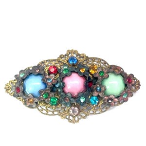 Broche vintage Art Déco en verre filigrané tchèque, épingle fleur en pâte de pierre de lune satinée tchécoslovaque des années 1930, bijou rétro en dentelle Gablonz ornée de pierres.