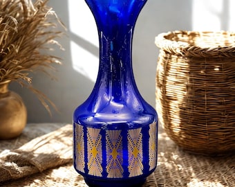 Kobaltblauwe karaf met gouden details – elegant decoratief glaswerk
