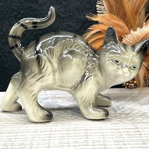 Vintage Grey Cat Figurine – Retro Ceramic Cat Ornament – Collectible Mid Century Cat Decor