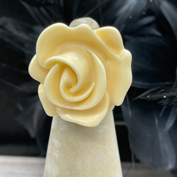 Vintage Creme Blumen Kunststoff Großer Statement Ring ~ Geschenke für Sie ~ Vintage Ringe ~ Dekorative Ringe