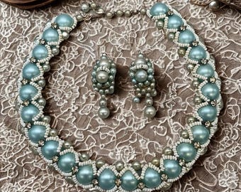 1950er Jahre Halskette Passende Ohrringe, Baby Blaue Perlen-Kunstperlen-Choker mit klaren, künstlichen Strasssteinen