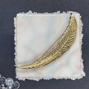 Retro Elegance: Monet Feather Pin - 80s Signed Statement Brooch, Vintage Monet Jewellery&quot;