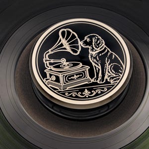 Dog & Gramophone Vinyl Record Weight Stabilizer – Engraved Aluminum Turntable Weight – Vintage Phonograph Design