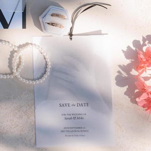 Boda Save the Date clásico y minimalista | Tarjeta con papel transparente con cinta de raso | diseño en blanco y negro - versión impresa