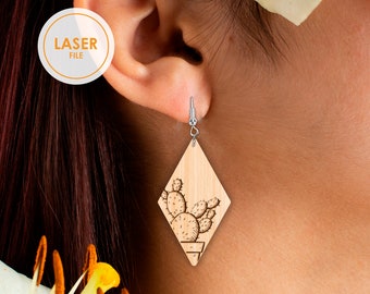 Könnte beinhalten: Rauten-förmige Holzohrringe mit einem lasergravierten Kaktus-Design. Die Ohrringe sind hellbraun mit einem silberfarbenen Haken. Der Text "LASER FILE" ist ebenfalls im Bild enthalten.