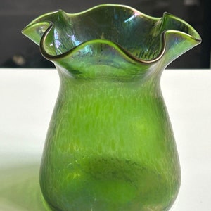 Art Nouveau Loetz green Ciselé ruffle vase, PN II-3995, antique iridescent glass