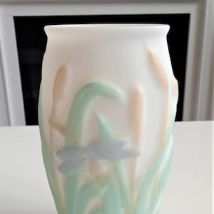 Phoenix Consolidated Glass Company Martele Libelle Cattail Vase, 1920er-30er Glas, Jugendstil Dekor, Art Deco Vase, USA