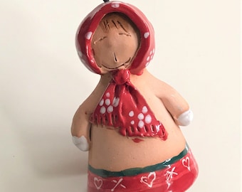 Adorable adorno colgante de niña de cerámica con corazón, figura de gruñón feliz de doble cara, arte popular vintage, firmado por el artista