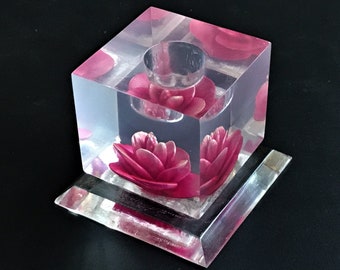 Mały zabytkowy świecznik Jane Art Lucite z intensywnie różową różą, wystrój z połowy XX wieku, Montreal, Kanada