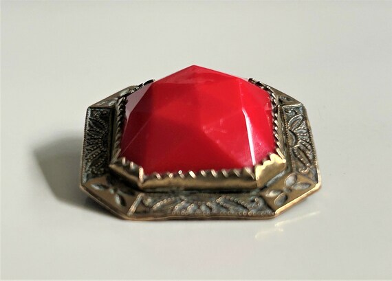 Small cherry red Czech glass and brass brooch, 19… - image 3