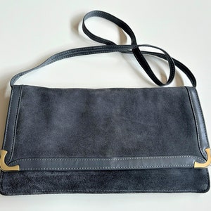 Mittelgroße graue Wildleder Umhängetasche, 1970er Jahre Geldbörse, Vintage Wildleder Tasche, große Clutch Made in Korea