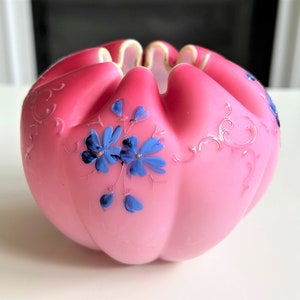 Petit bol victorien en verre satiné, vase en verre satiné rose, fleurs antiques peintes à la main, Mont Washington ? Fenton ?