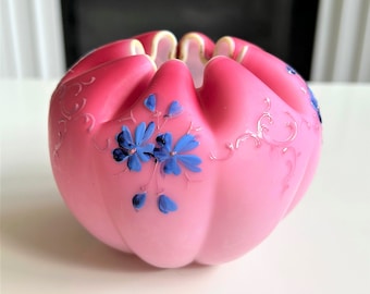 Liten viktoriansk rosskål i satinglas med hölje, rosa vas i satinglas, handmålade antika blommor, Mount Washington? Fenton?