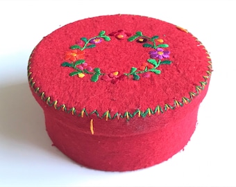 Caja de fieltro de lana roja bordada tradicional estilo Matyo húngaro, Kalocsa Folk Art, flores vintage