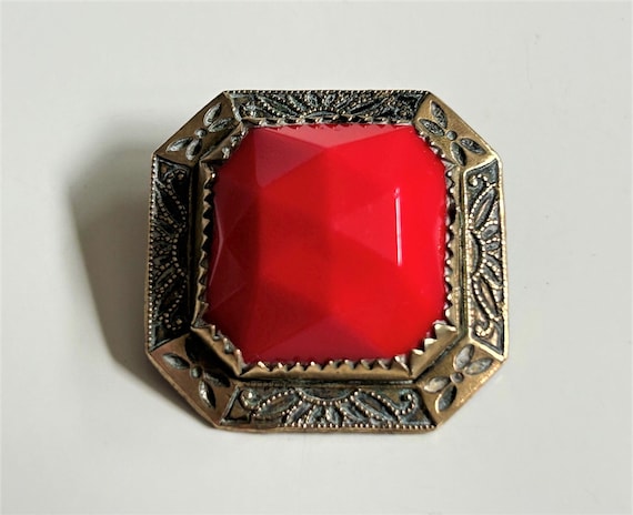 Small cherry red Czech glass and brass brooch, 19… - image 1