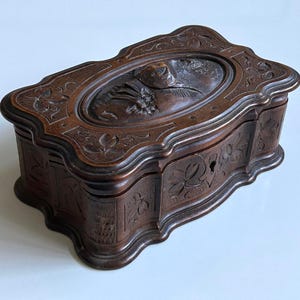 Petite boîte à bijoux en bois sculpté de l&#39;époque victorienne tardive, boîte ancienne forêt-noire, boîte à bijoux ancienne