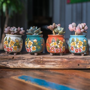 Blommig lerkruka med dränering: Handmålad dekorativ kruka