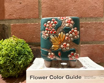 Vetplantenbak van bloemenklei: handgeschilderde terracottapot met afvoer
